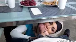 Mia Khalifa im Hijab saugt unter dem Glastisch gierig an einem harten Schwanz
