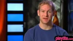 Nackte Swinger-Gruppe auf lila Bett, Frau wird von zwei Männern gleichzeitig verwöhnt, Paar steht dahinter