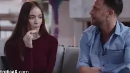 Brünette und blonde Frau unterhalten sich intim beim Kaffee am Tisch