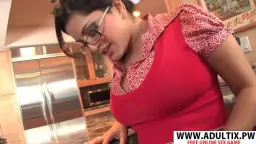 Dickbusige Brillen-MILF in pinker Bluse zieht ihren Ausschnitt runter und zeigt ihre riesigen nackten Brüste in der Küche