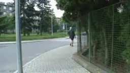 Blonde Oma in lila Slip wird von hinten auf blauem Sofa genommen