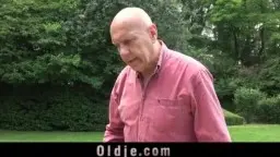 Kahler Opa im rosa Hemd blickt lüstern nach unten im sonnigen Wald