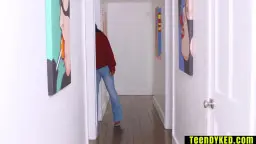 Blonde Milf in roter Bluse steht breitbeinig an der Wand und lässt sich von ihrer lockigen Stieftochter die nasse Fotze lecken