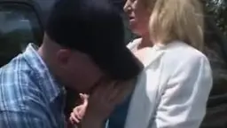 Blonde MILF mit geöffnetem Mund wird von einer Hand am Gesicht gehalten