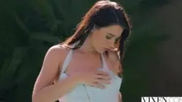 Lana Rhoades zieht ihr weißes Top herunter und enthüllt ihre prallen nackten Brüste