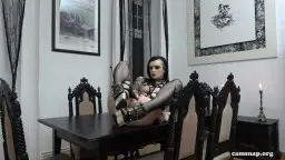 Gothic Girl von hinten in schwarzem Bondage und Netzstrümpfen, präsentiert ihren blanken Arsch auf dem Esstisch