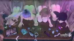 Rundes Hintern in glänzend blauer Lackhotpants, gefesselt und prall präsentiert