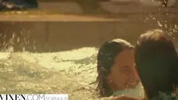 Zwei junge Frauen in kurzen Röcken steigen eine sonnige Außentreppe hinauf und blicken verführerisch zurück.