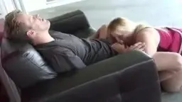 Blonde BBW mit Halsband wird leidenschaftlich von Mann im Gesicht geküsst