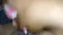Nahaufnahme einer rosa Zahnbürste die fest auf einen glänzenden, geschwollenen Kitzler gedrückt wird