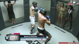 Muskelmann im weißen Shorts steht siegreich im hellen MMA-Käfig während Schiedsrichter und Gegner am Boden knien.