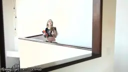 Reife Brünette lächelt verführerisch, während sie eine junge Blondine von hinten umarmt und auszieht.