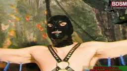 Zwei nackte MILFs mit Peitsche und Lederoutfit stehen lächelnd neben einem gefesselten jungen Sklaven im dunklen Keller
