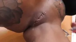 Tätowierte Milf zieht nassen Slip zur Seite und zeigt blanke Fotze