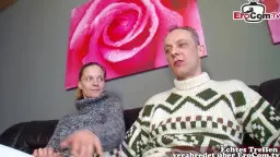Zwei Männer auf Ledersofa vor rosa Rosenbild