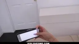 Blondine leckt rosa Dildo in weißem Riemen