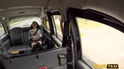 Asiatische Studentin im roten Karo-Minirock, Taxi-Rückbank