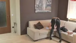 Deutsche Latex-Blondine hart von hinten auf der Couch gefickt