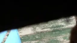 Nahaufnahme gespreizter Scham im Kasachstan-Klo