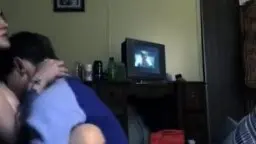 Mann und Frau küssen sich leidenschaftlich auf Bett