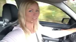 Deutscher Outdoor Porno: Frau fingert sich im Auto