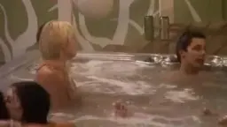 Frauen im Whirlpool mit Männern im Hintergrund