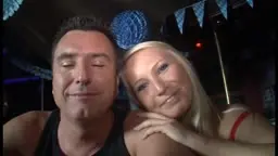 Selbstporträt von Mann und blonder Frau in Club
