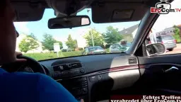 Blonde Frau kniet im Gebüsch, nimmt Schwanz in den Mund