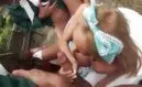 Geile Blondine mit Turban liegt draußen auf Liege und wird von zwei Männern gleichzeitig hart gefickt