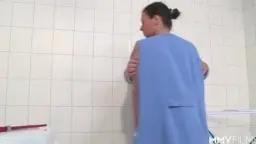 Handwerker liegt am Boden, während die Hausfrau im roten String ihren Arsch direkt über sein Gesicht drückt
