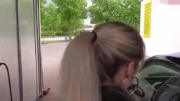 Praller Arsch in engen Jeans wird von einer Hand in schwarzer Lederjacke gepackt auf nassem Asphalt