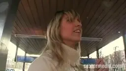 Nahaufnahme der blonden Milf mit Pony und lustvollem Blick am Bahnhof