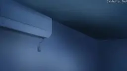 Nackte Frau mit riesigem runden Hintern kniet auf allen Vieren auf dem Boden im Schlafzimmer