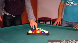 Deutsches Paar fickt wild am Billardtisch