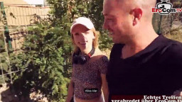 Junge Frau draußen zum Sex überzeugt