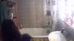 Heiße Stiefschwester heimlich unter der Dusche beobachtet
