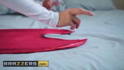 Verführerische Superheldin in Rot: Heiße Alt-fickt-Jung-Fantasie im Schlafzimmer