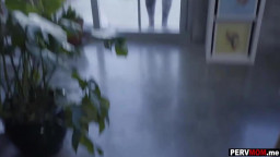 Verführerische Blonde MILF in Leggings – Heißer Doggy-Style auf Sofa