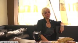 Hart gefickte deutsche MILF mit geilen Titten auf Sofa und gegen Wand