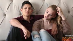 Erstes Mal vor der Kamera: Junges Blondes Amateurgirl wird hart von altem Lover gefickt